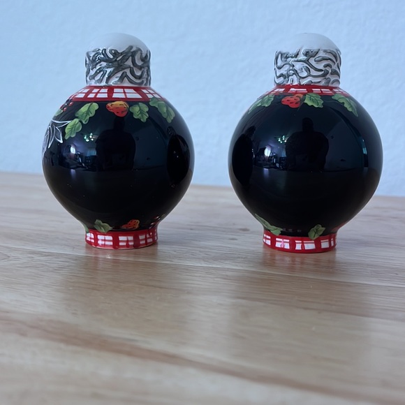 Vintage Chicken/Rooster Black Decorated Salt & Pepper Shakers Bella Casa by Ganz - Picture 2 of 13